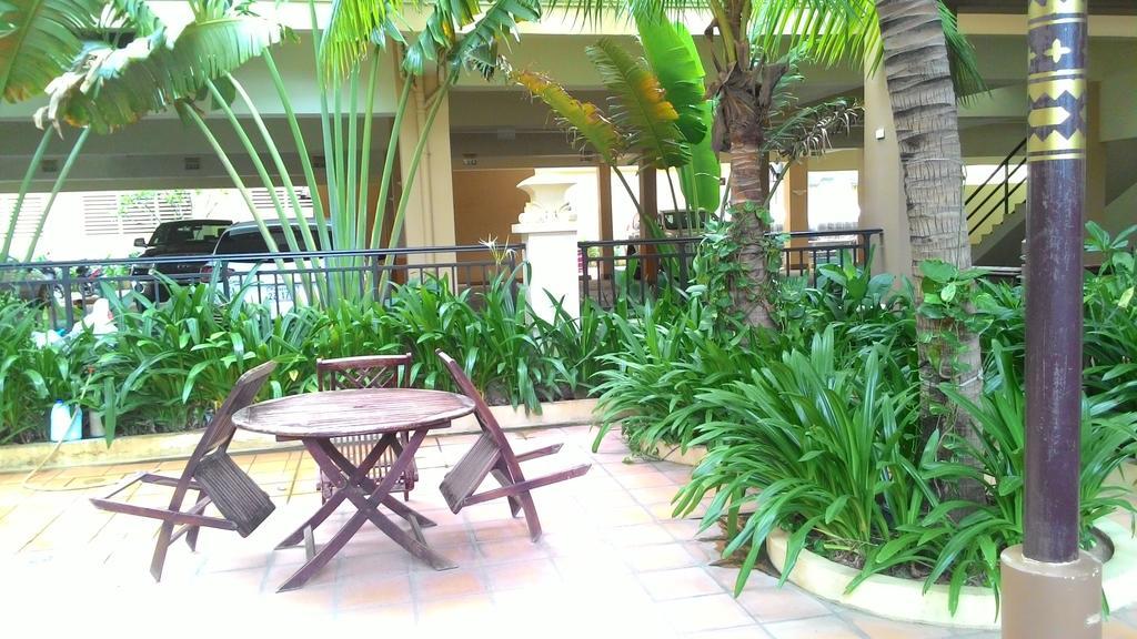 Bali Hotel Phnom Penh Room photo