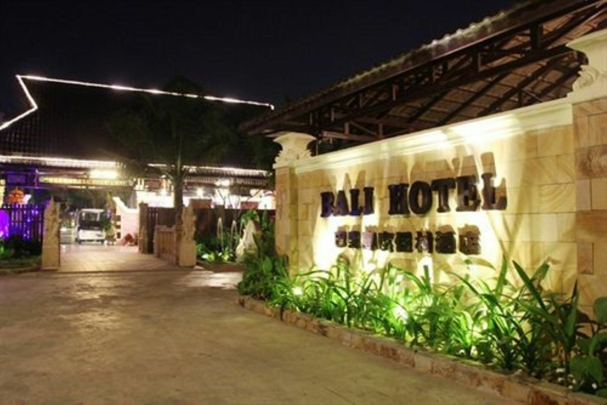 Bali Hotel Phnom Penh Exterior photo