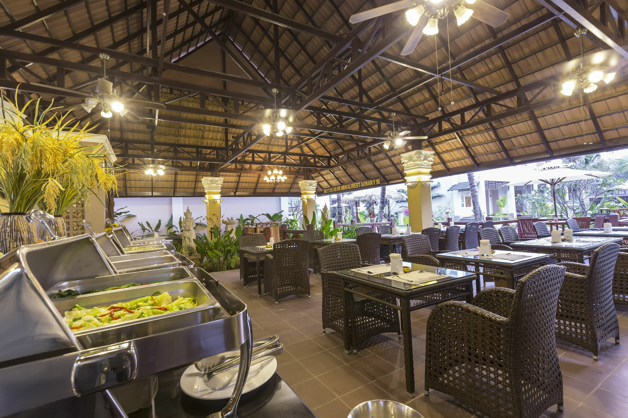 Bali Hotel Phnom Penh Exterior photo