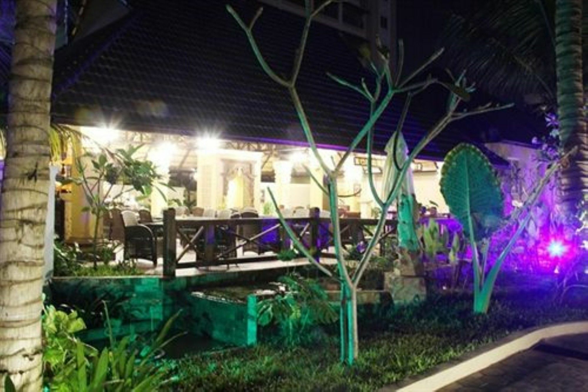 Bali Hotel Phnom Penh Exterior photo