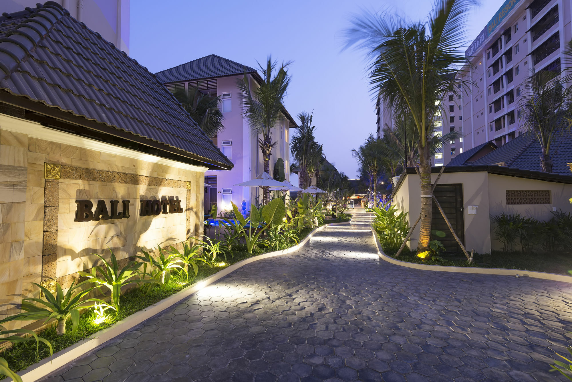 Bali Hotel Phnom Penh Exterior photo
