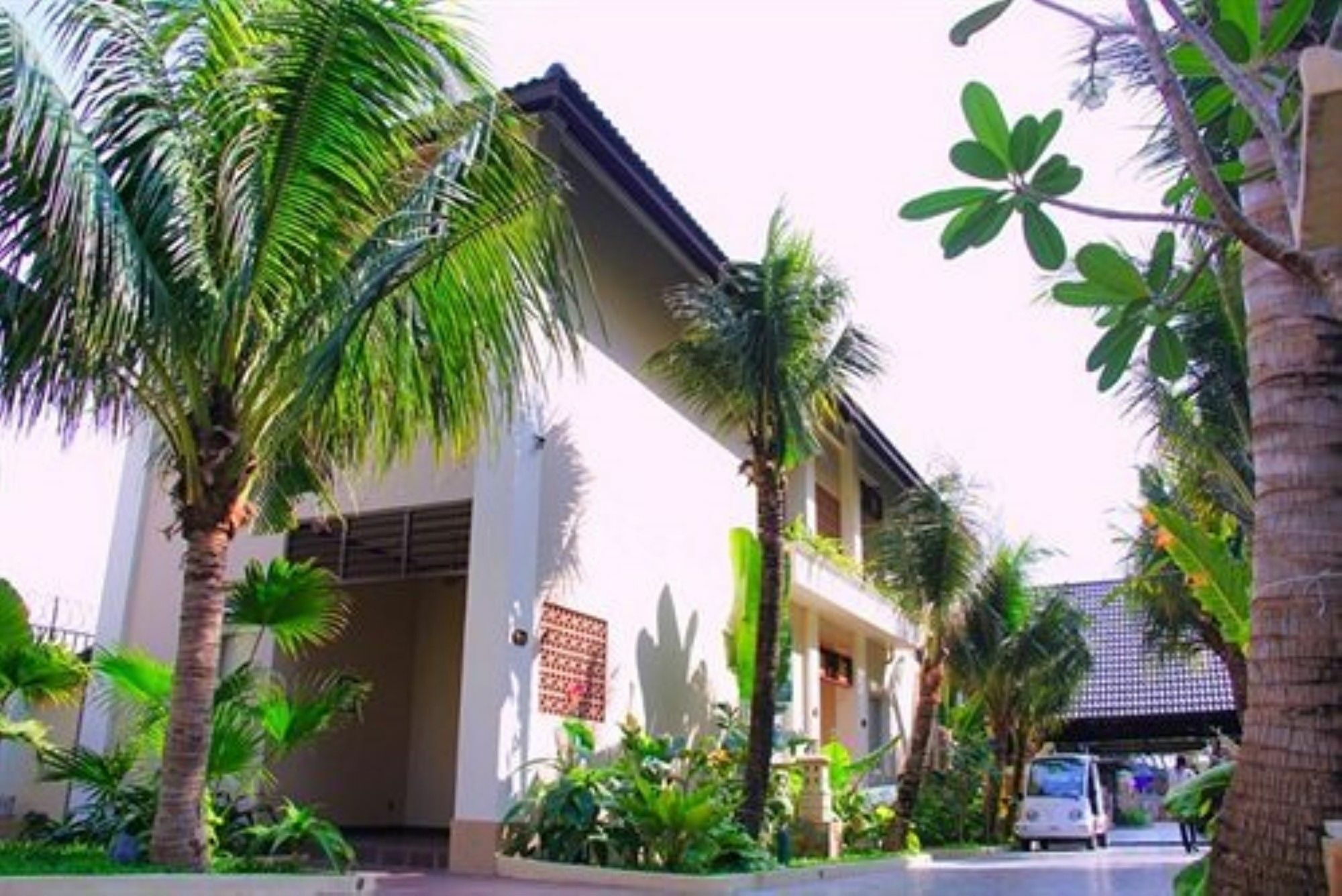 Bali Hotel Phnom Penh Exterior photo
